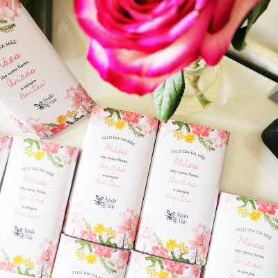 Barras de chocolate com mensagens de Dia da Mãe e rosa cor-de-rosa em vaso