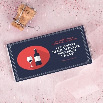 Cartão azul escuro com ilustração de vinho e texto de aniversário em vermelho e branco