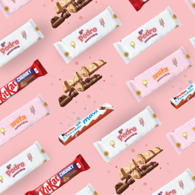 Barras de chocolate KitKat, Kinder e personalizadas em fundo rosa claro