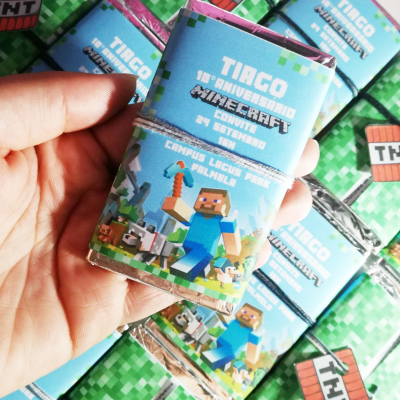 Barra de chocolate personalizada para aniversário com tema Minecraft e texto do evento.