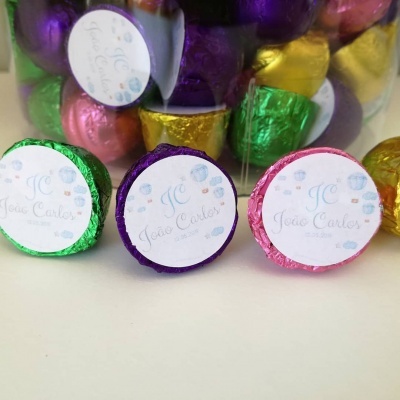 Bombons coloridos com etiquetas JC João Carlos