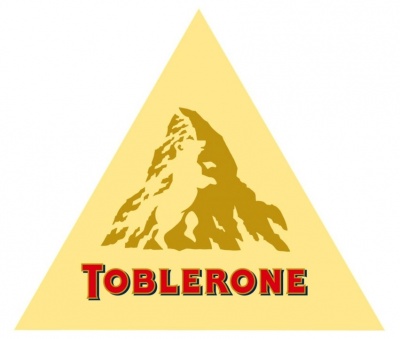 Logotipo da Toblerone em forma de triângulo amarelo com texto vermelho e montanha estilizada