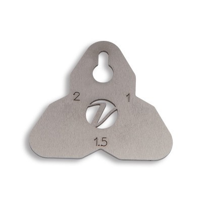 Peça metálica triangular com números 1, 1.5 e 2 e símbolo em relevo no centro
