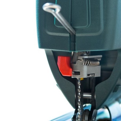 Serra elétrica verde escuro com detalhe vermelho e lâmina metálica em fundo branco