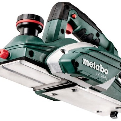 Lixadora elétrica Metabo HD 28-82 verde e preta com detalhes vermelhos sobre fundo branco