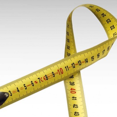 Fita métrica amarela com números impressos, fundo branco