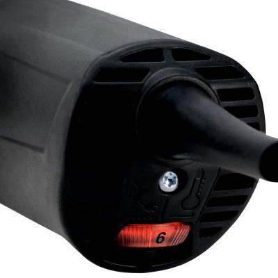 Close-up da extremidade de um objeto preto com ajuste numérico e tubo