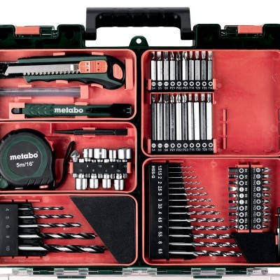 Mala de ferramentas vermelha e preta com brocas, chaves, fita métrica e cortador