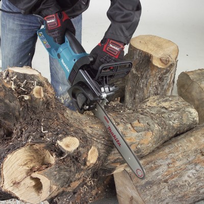 Pessoa a cortar troncos de madeira com serra de corrente azul Makita