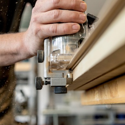 serra elétrica a cortar madeira em oficina