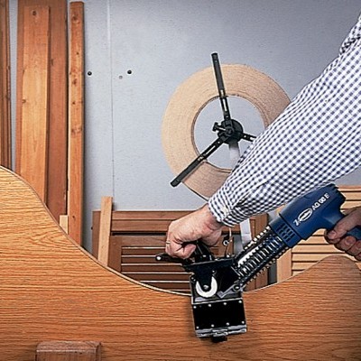 Pistola de pregos azul e preta a fixar madeira