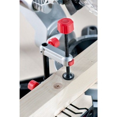 Máquina de serra com braçadeira e peça de madeira clara perto