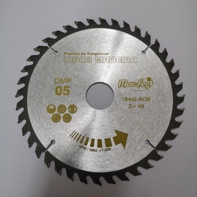 Disco de serra circular com dentes negros e corpo prateado com inscrições douradas