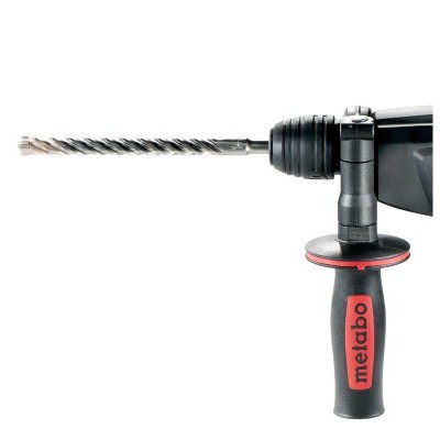 Ferramenta elétrica com punho lateral preto e vermelho com a marca metabo e broca longa