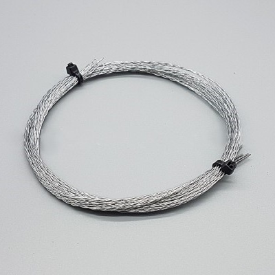 Cabo de aço enrolado cinzento metálico com fechos pretos