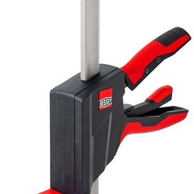 Grampo de aperto rápido preto e vermelho BESSEY com barra metálica