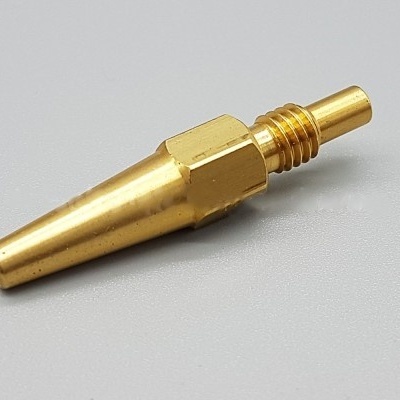 Peça metálica alongada em latão com rosca