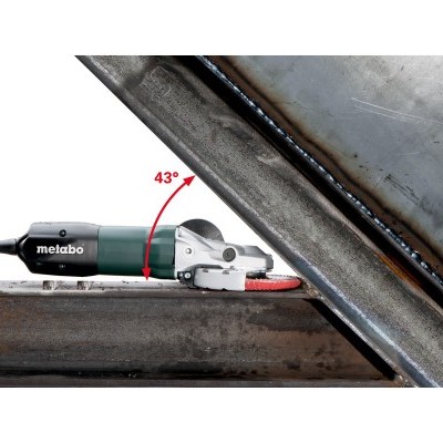 Esmerilhadora Metabo a 43° trabalhando em metal cinzento com soldaduras