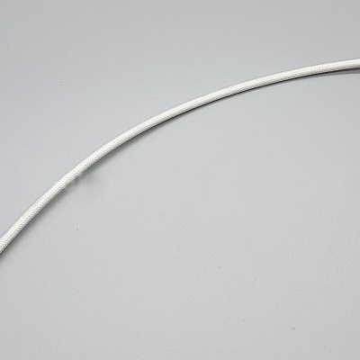 Cabo elétrico flexível branco com terminais metálicos em fundo cinzento