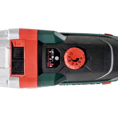 Ferramenta elétrica com corpo preto, verde, vermelho e parte metálica prateada com seletor numérico