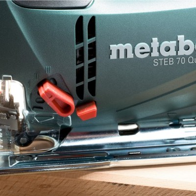 Serra tico-tico Metabo STEB 70 Quick cinzenta e vermelha em madeira