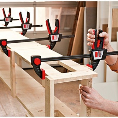 Grampas a segurar madeira numa oficina