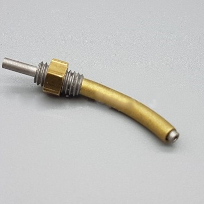 Peça metálica tubular dourada e prateada com porca, sobre fundo branco