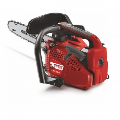 Motosserra vermelha e preta com lâmina prateada e corrente