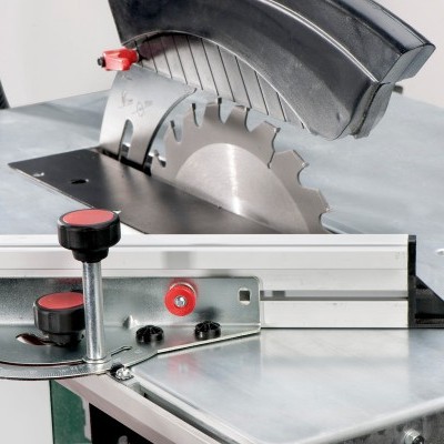 Serra circular metálica sobre superfície metálica