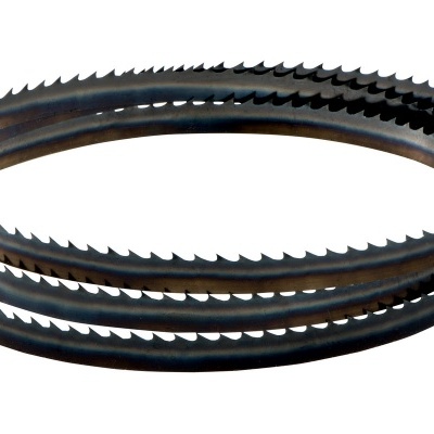 Serra de fita metálica com dentes afiados em círculo