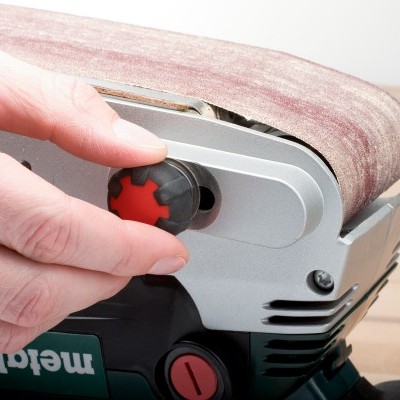 Máquina de lixagem de cinta Metabo com correia abrasiva castanha ajustada por uma mão