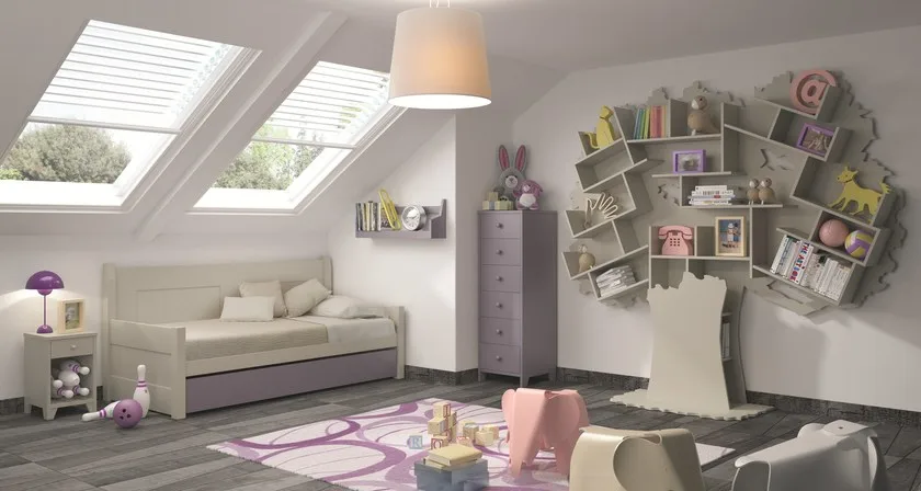 Estante Árvore Grande TESS Quarto infantil com cama branca, armário cinzento, estantes em forma de árvore e decoração colorida.