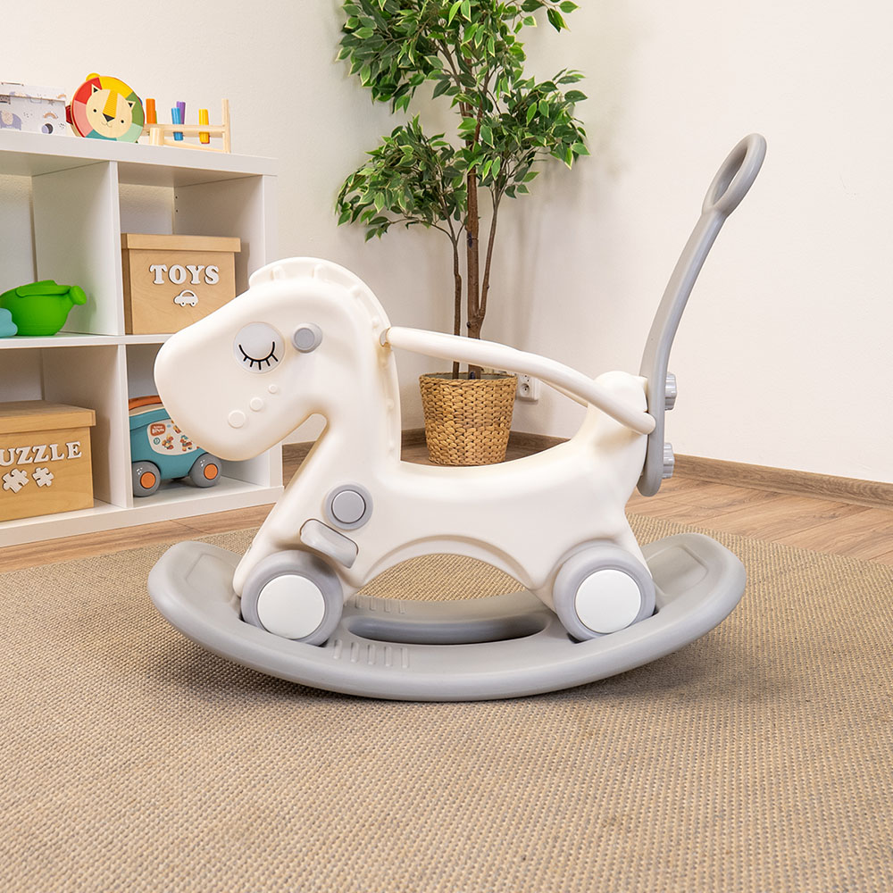 Cavalo de Balanço Infantil 2 em 1 Brinquedo cavalo de balanço branco e cinza com alça num quarto infantil