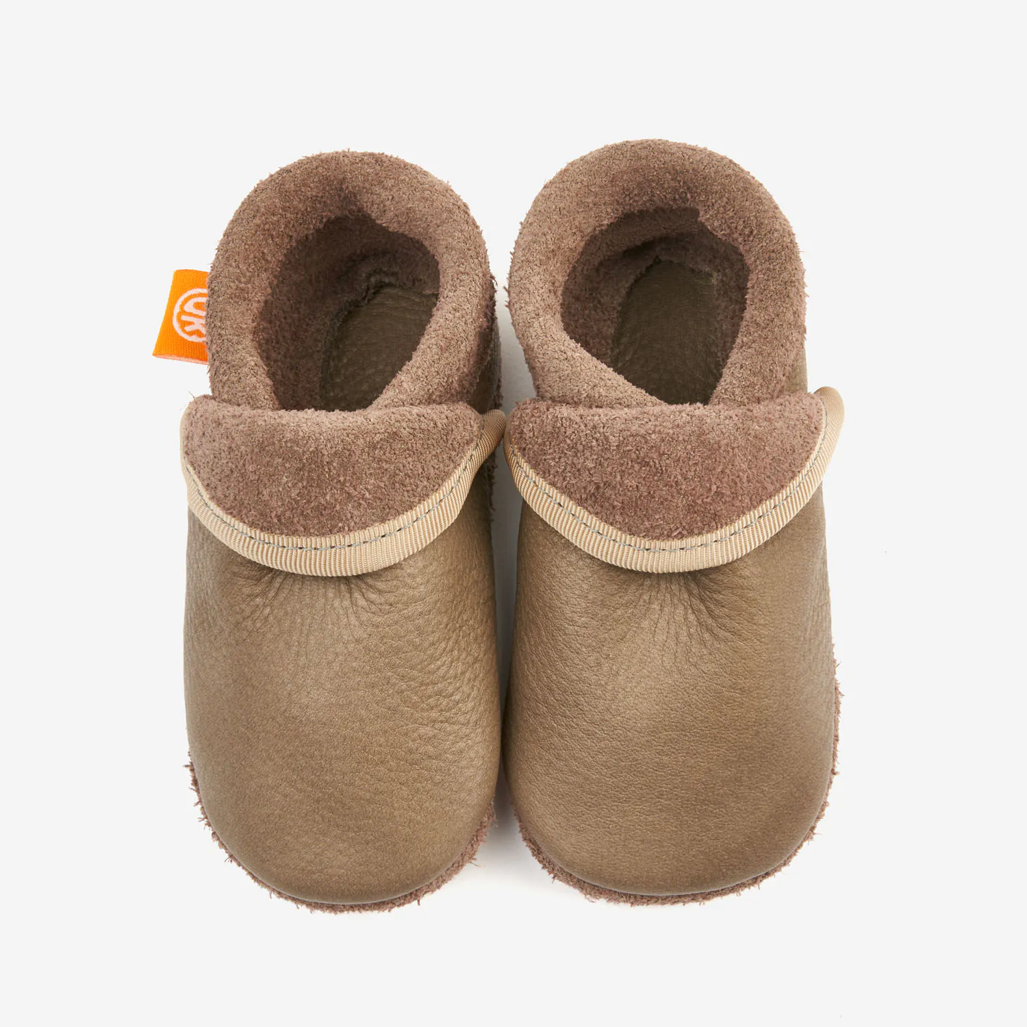 Sapatinho Infantil Clássico Bege Pantufas de criança castanhas com interior em pelúcia e etiqueta laranja