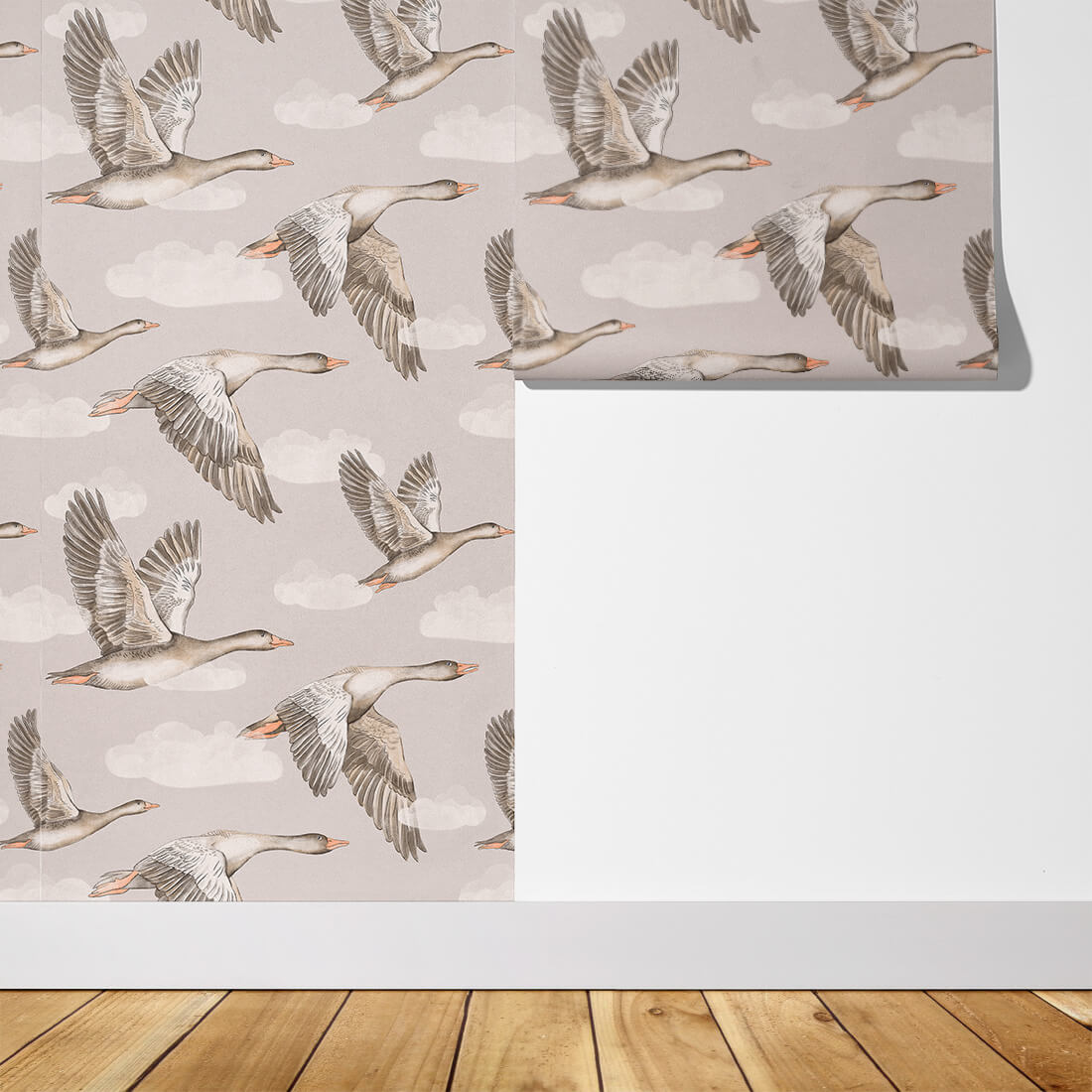 Papel de Parede Infantil Gansos Bege Papel de parede com padrão de gansos voadores cinzentos e castanhos em fundo bege
