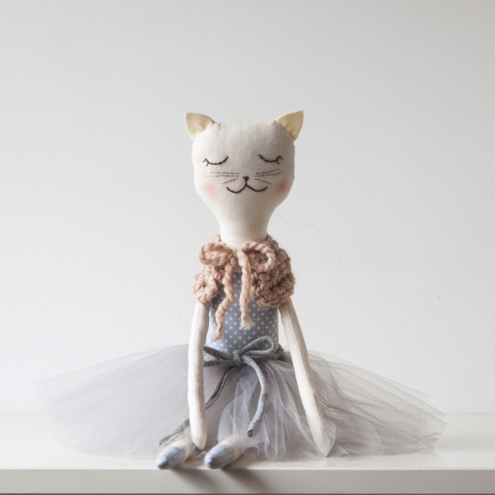 Boneca ELLA Gatinha Eco-Friendly e Bailarina Boneca de pano em forma de gato vestida de bailarina sentada numa superfície branca