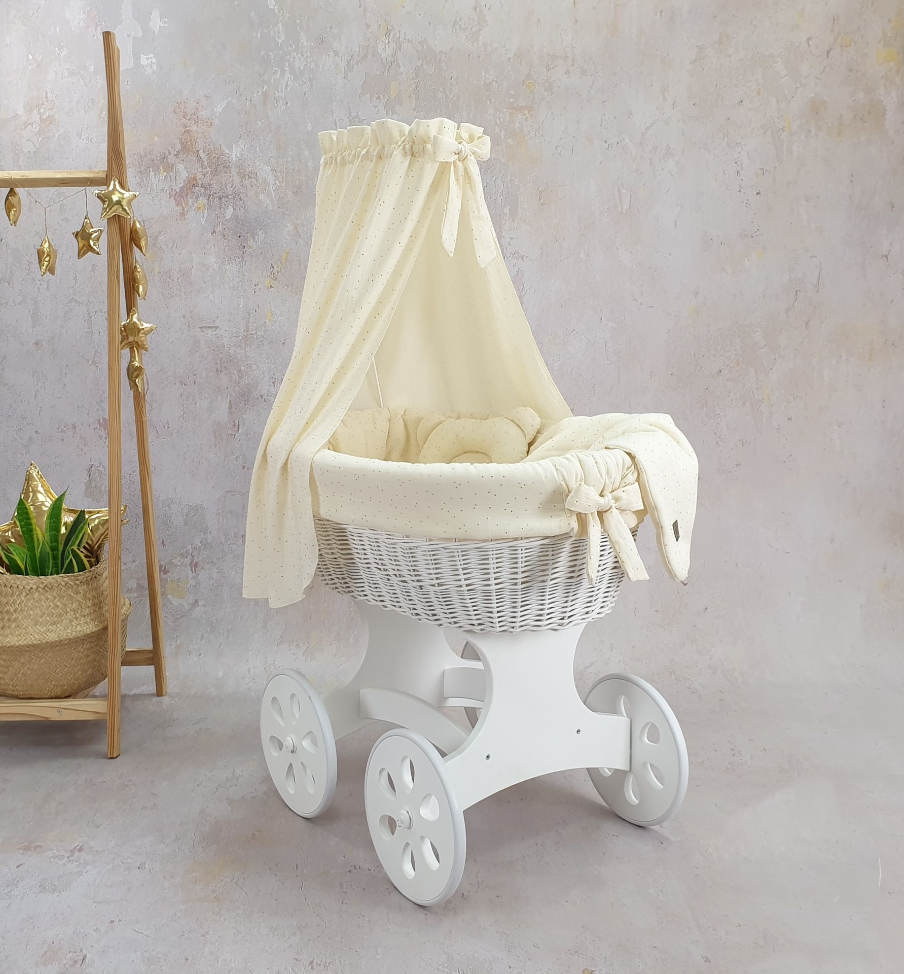 Cesta Moisés de Vime Branco SARA com Roupa de Cama Berço de bebé em vime branco com dossel bege claro e rodas brancas