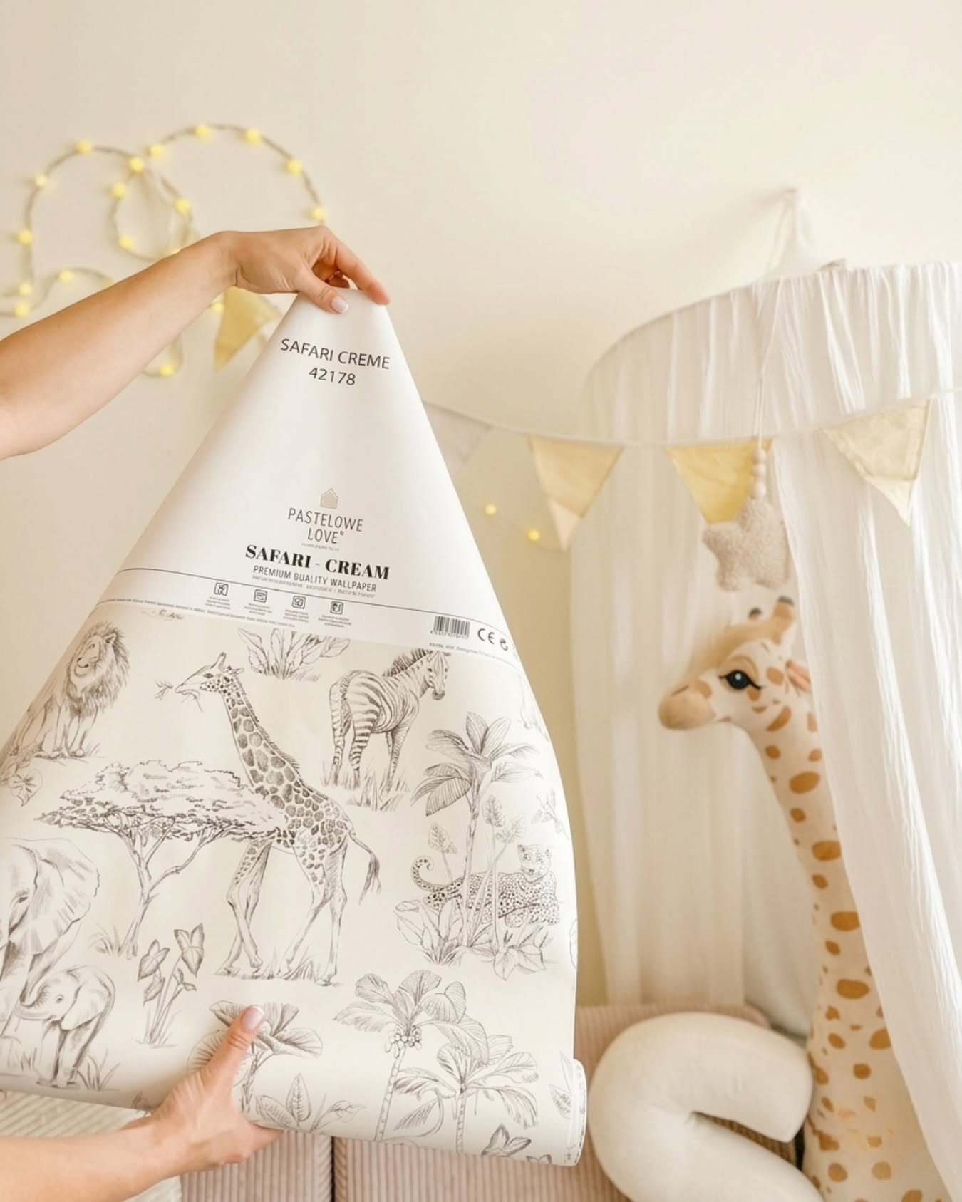 Papel de Parede Infantil Safari Creme Papel de parede Safari Creme com ilustrações de animais da savana, crianças em quarto decorado