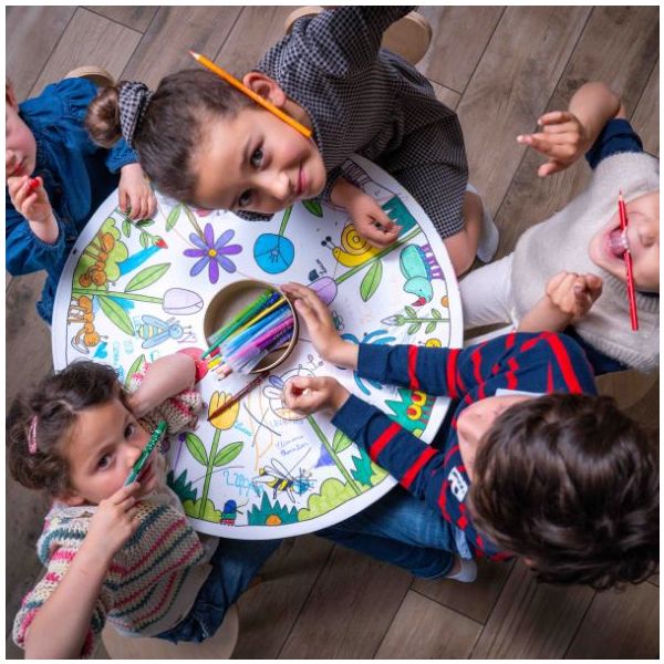 Mesa Infantil de Desenho e Atividades Montessori em Madeira Mesa redonda para colorir com canetas e crianças a desenhar