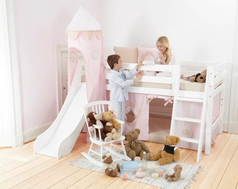Torre Decorativa Conto de Fadas Floral Cama alta infantil branca com escorrega e cortina rosa, crianças e ursos de pelúcia em quarto claro
