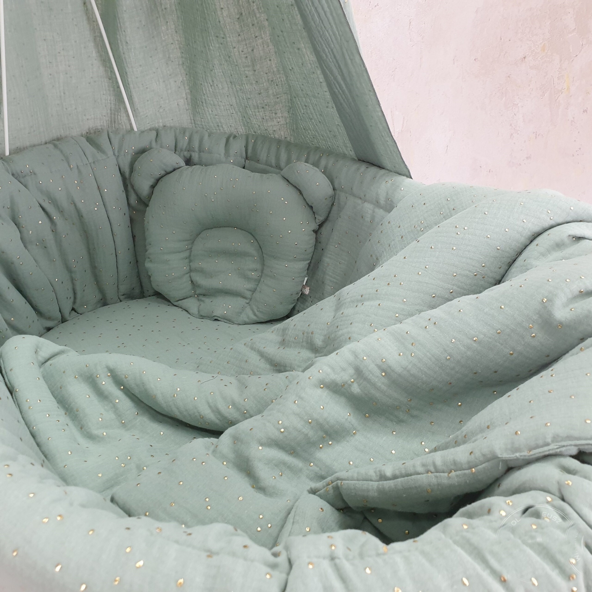 Cesta Moisés de Vime Branco EMMA com Roupa de Cama Cama para bebé verde água com almofada de urso e mosquiteiro