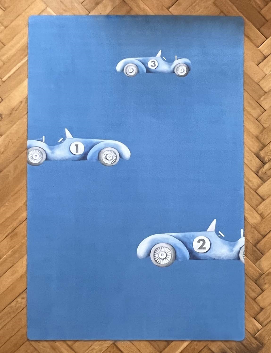 Tapete Educativo ECO Carros de Corrida PRIME Tapete azul com desenhos de carros desportivos e números 1, 2 e 3