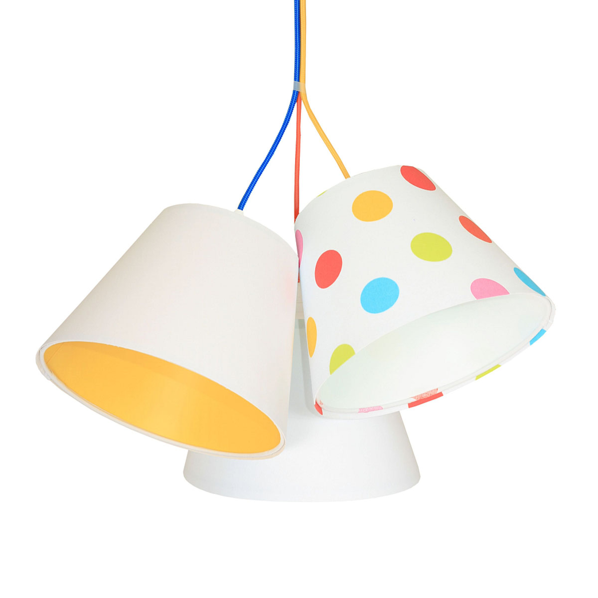 Candeeiro Suspenso Triplo RIA Candeeiro de teto com três abajures cónicos, um branco amarelo interno, um branco com bolas coloridas e um branco simples.