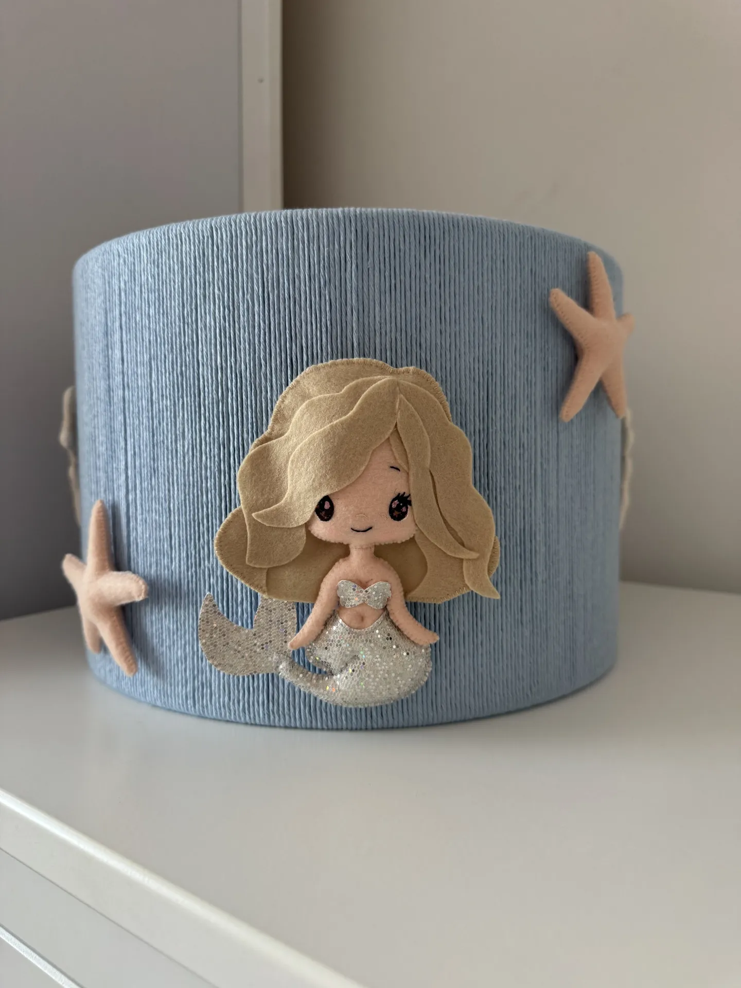 Abajur Infantil - A Pequena Sereia Cesto azul decorado com sereia e estrelas do mar em feltro