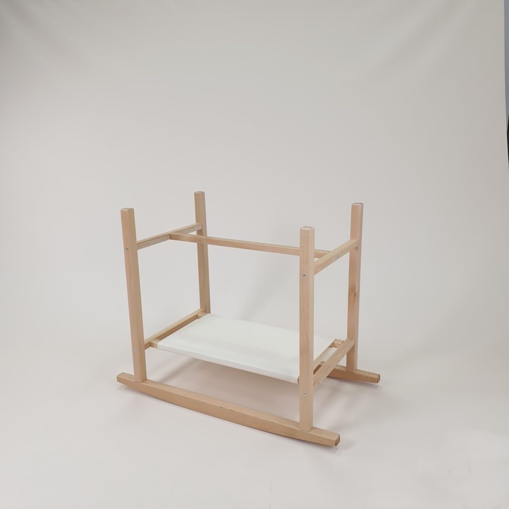 Cesta de Moisés com Berço de Balanço em Madeira COSY Estrutura de madeira clara com prateleira branca, sobre fundo branco