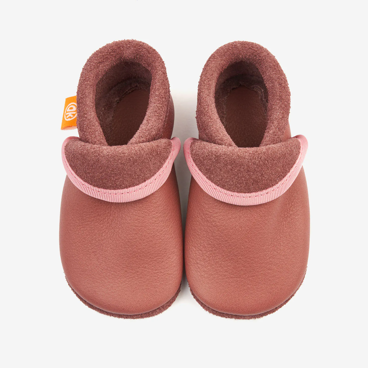 Sapatinho Infantil Clássico Rosa Sapatos de bebé castanhos em couro e tecido com selo laranja