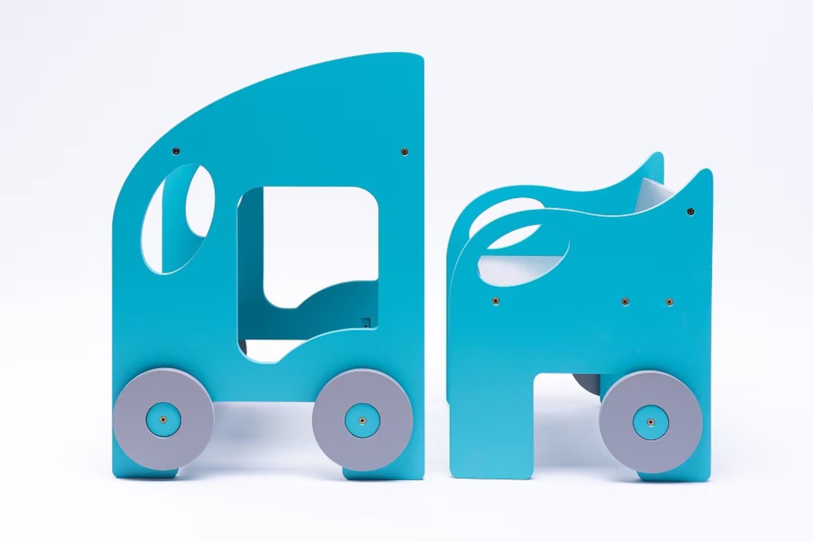 Mesa e Cadeira Infantil MONTESSORI duas cadeiras azuis de madeira com rodízios cinzentos em fundo branco