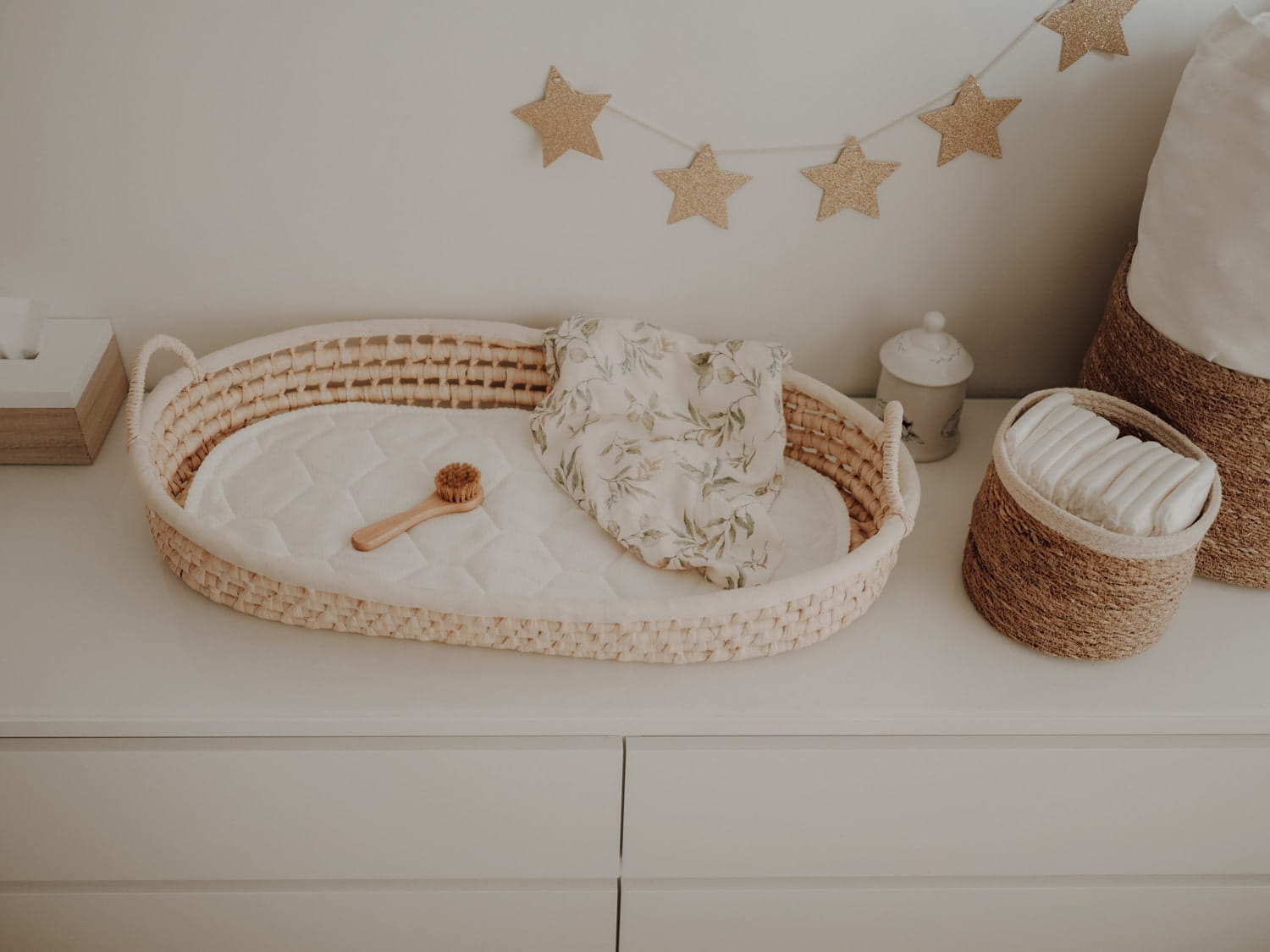 Cesto Fraldário de CASCA de MILHO Trocador oval em vime com acessórios em tecido e juta num quarto de bebé