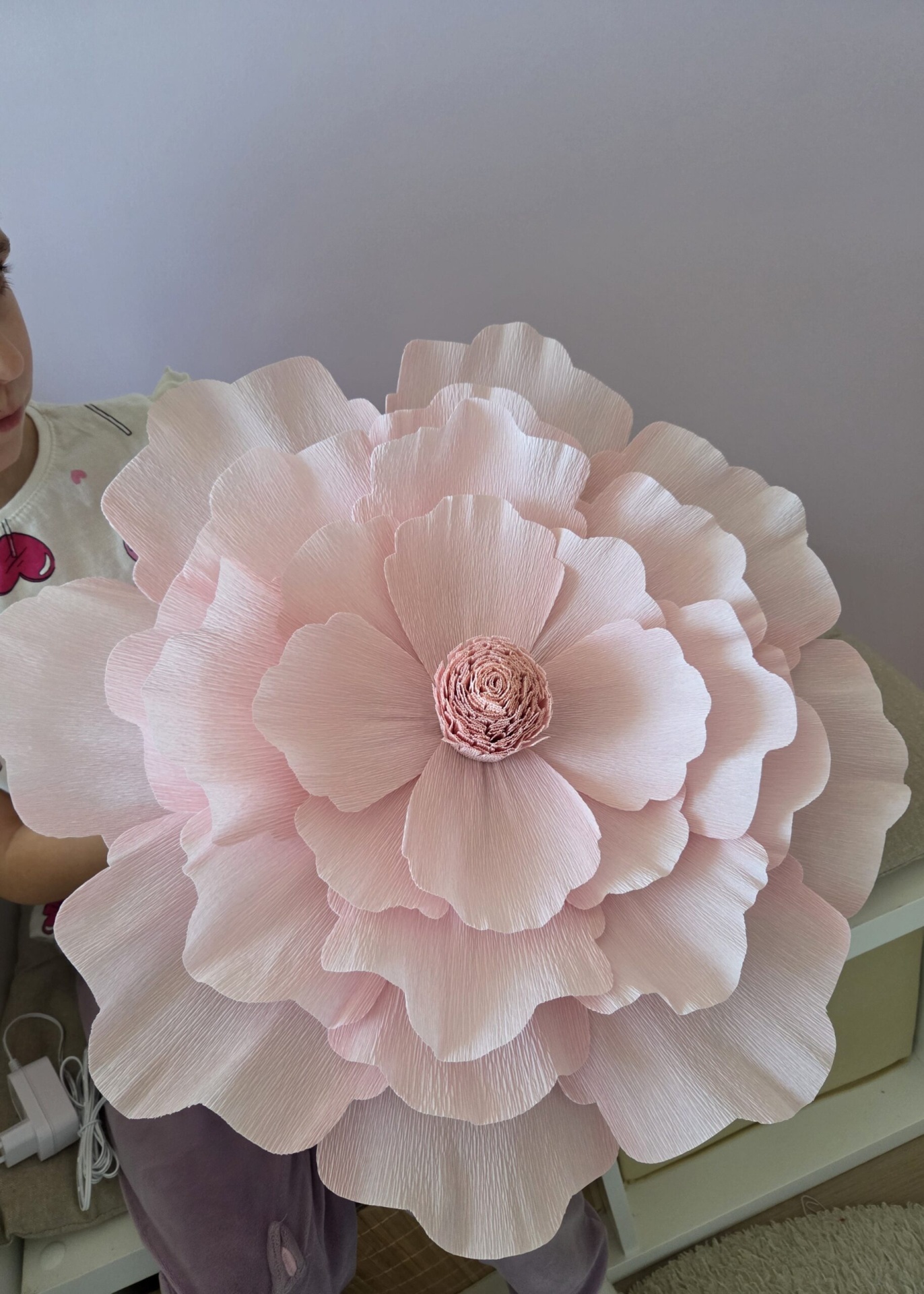 Candeeiro LED de Parede Flor Flor decorativa grande em papel crepom rosa claro com várias camadas de pétalas.
