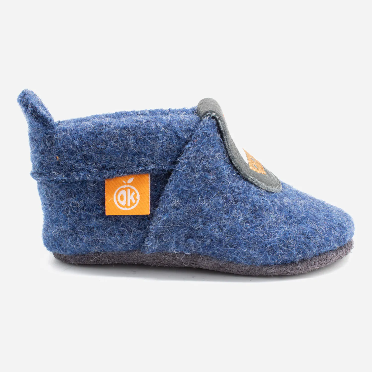 Sapatinhos de Feltro Infantis Barco Poppie Pantufa azul de criança com etiqueta laranja e sola cinzenta